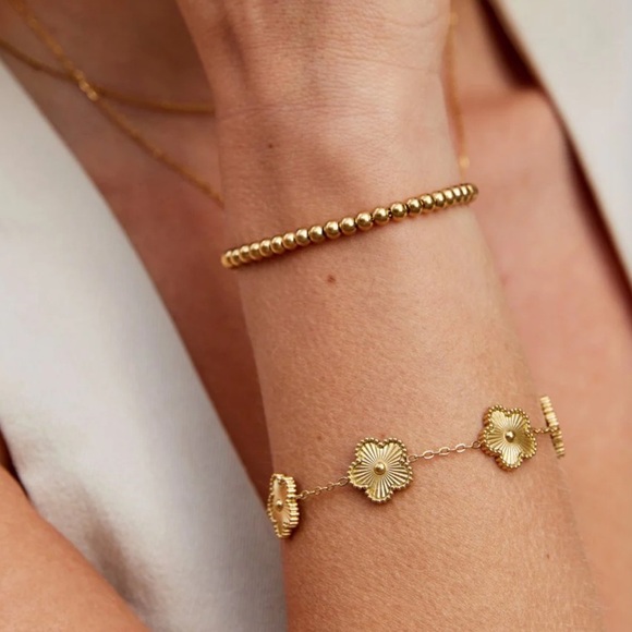 Golden Clover Bracelet - Picture 2 of 6